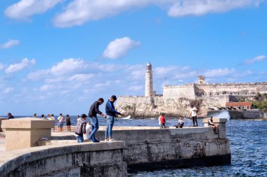 İnsanlar, Havana'da Malecón set Balık tutma 