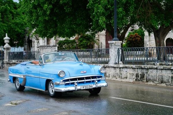 Oude oldtimer op een koloniale oud Havana avenue — Stockfoto