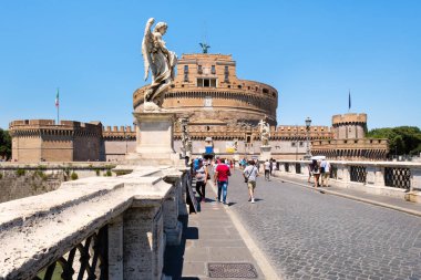 Ponte Sant Angelo heybetli Castel Sant Angelo arka planda ile Roma'da