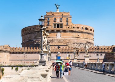 Ponte Sant Angelo heybetli Castel Sant Angelo arka planda ile Roma'da