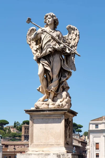 Estátua antiga de um anjo na Ponte Sant 'Angelo em Roma — Fotografia de Stock