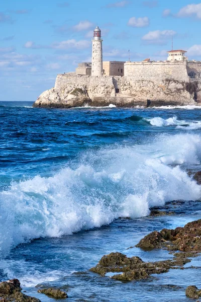 Tropik bir fırtına sırasında Havana'da el Morro Kalesi