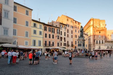 Campo dei Fiori gün batımında, Merkezi Roma tarihi bir meydanda