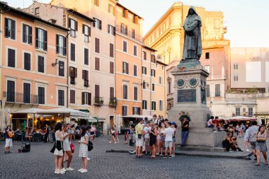Campo dei Fiori gün batımında, Merkezi Roma tarihi bir meydanda