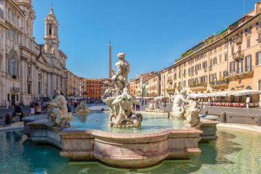 Roma'daki Piazza Navona bir güzel yaz gününde