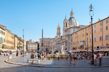 Roma'daki Piazza Navona bir güzel yaz gününde