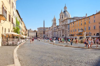 Roma'daki Piazza Navona bir güzel yaz gününde