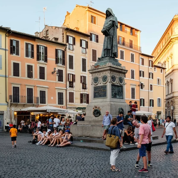 Campo dei fiori bei Sonnenuntergang, ein historischer Platz im Zentrum Roms — Stockfoto