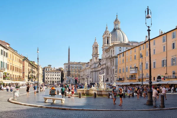 Piazza Navona em um belo dia de verão em Roma — Fotografia de Stock