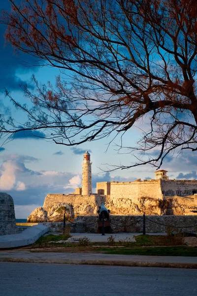 A fortaleza e o farol de El Morro em Havana ao pôr do sol — Fotografia de Stock