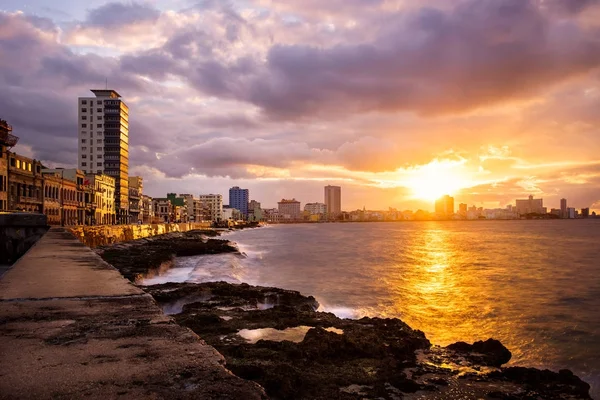 Romantic sunset at the Malecon seawall in Havana — Stock Photo, Image