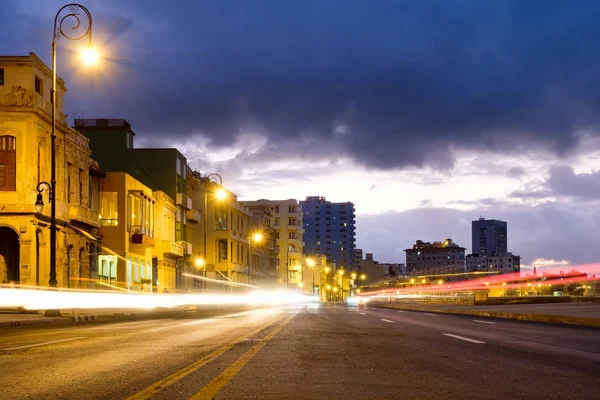 哈瓦那马雷贡海滨大街的夜景 — 图库照片