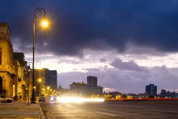 Night scene in Havana at the Malecon seaside avenue — Stock Photo, Image