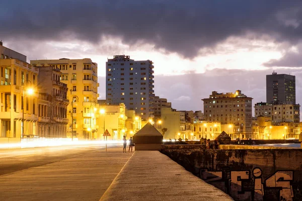 Cena noturna em Havana na avenida à beira-mar Malecon — Fotografia de Stock