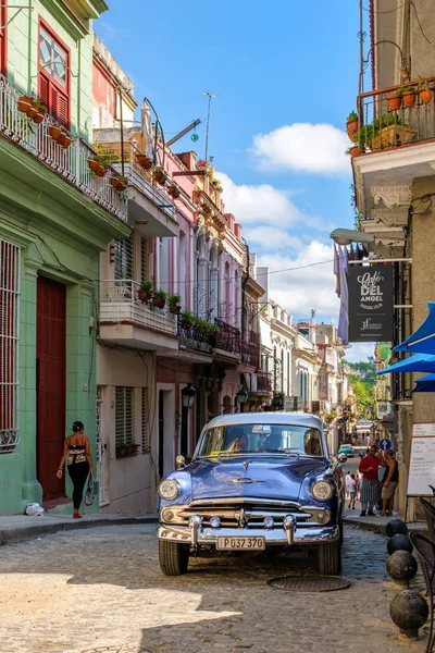 Alte klassische amerikanische Auto auf einer bunten Straße in alten Havanna — Stockfoto