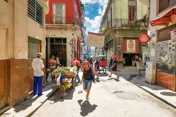 Cena rban com pessoas e edifícios em decadência em Havana Velha — Fotografia de Stock