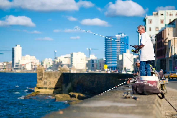 Mensen vissen op de Malecon zeewering in Havana — Stockfoto
