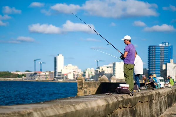 Mensen vissen op de Malecon zeewering in Havana — Stockfoto