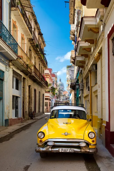Carro americano clássico velho em uma rua estreita em Havana velha Fotografia De Stock