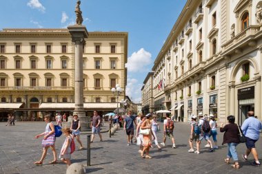 Turistler ve yerliler, Piazza della Repubblica Floransa