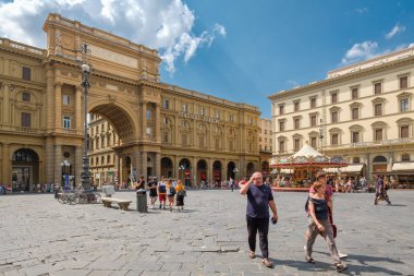 Turistler ve yerliler, Piazza della Repubblica Floransa