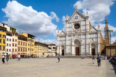 Basilica of Santa Croce ve Floransa yakındaki meydanda insanları