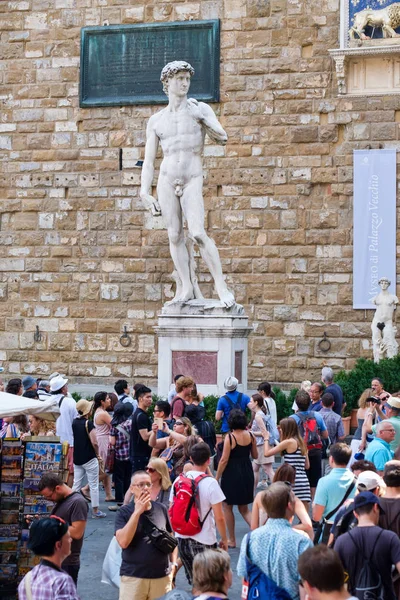 Turistas na Piazza della Signoria em Florença com a estátua de David — Fotografia de Stock