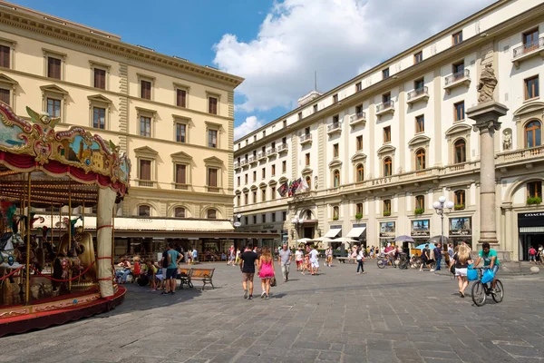 Touristen und Einheimische auf der Piazza della repubblica in Florenz — Stockfoto