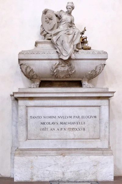 O cenotáfio de Niccolo Maquiavel na Basílica de Santa Croce em Florença — Fotografia de Stock