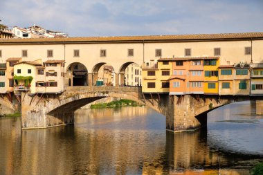 Ponte Vecchio nehre Arno Floransa şehir üzerinde üzerinde