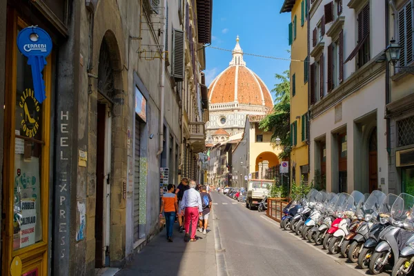 Scène urbaine à Florence avec vue sur la basilique Santa Maria del Fiore — Photo