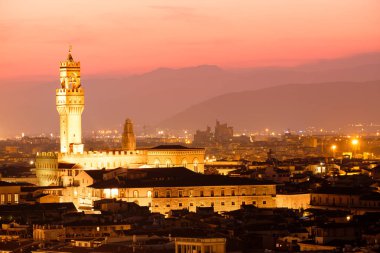 Palazzo Vecchio ve Ortaçağ Şehir Manzaralı Floransa'da günbatımı