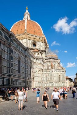 Turistler ve yerliler için Piazza del Duomo, Floransa Katedrali Manzaralı