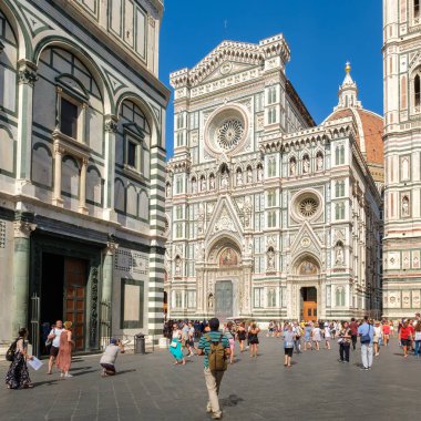 Turistler ve yerliler için Piazza del Duomo, Floransa Katedrali Manzaralı