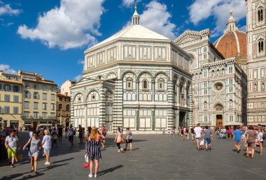Turistler ve yerliler için Piazza del Duomo, Floransa Katedrali Manzaralı