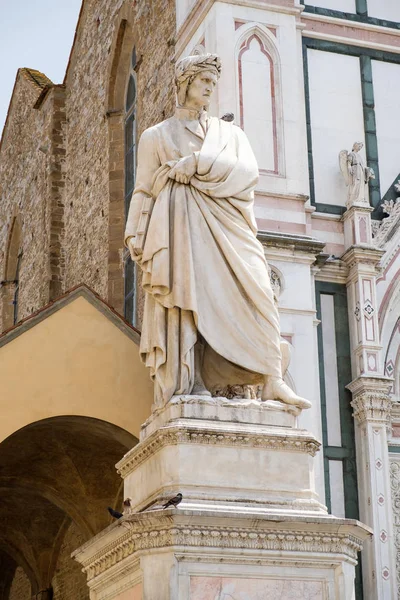 Estatua de Dante Alighieri en la ciudad vieja de Florencia, Italia — Foto de Stock