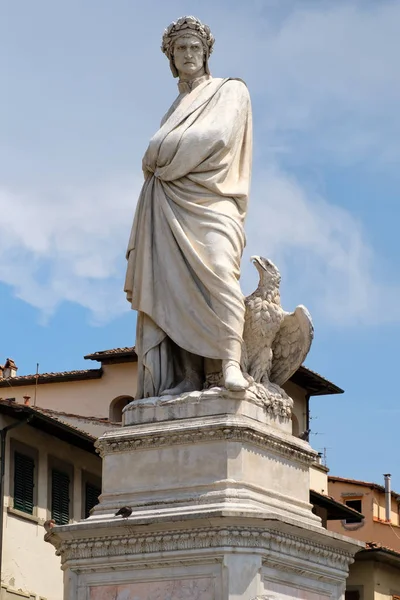 Estatua de Dante Alighieri en la ciudad vieja de Florencia, Italia — Foto de Stock