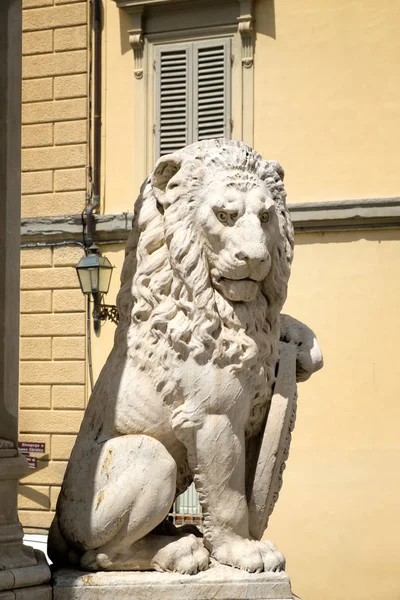 Ancient statue of a lion in the medieval city of Florence — Stock Photo, Image