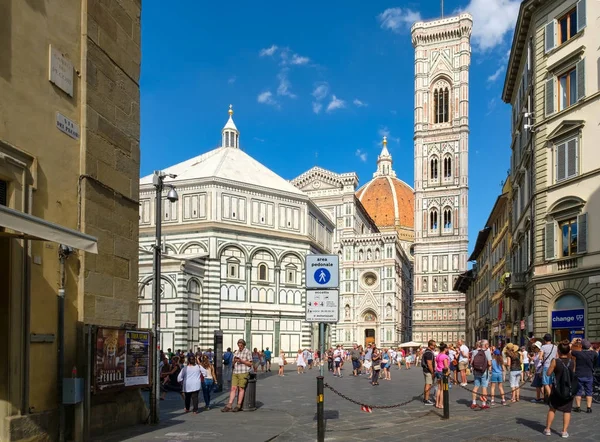 Touristen und Einheimische auf der Piazza del Duomo mit Blick auf die Kathedrale von Florenz — Stockfoto