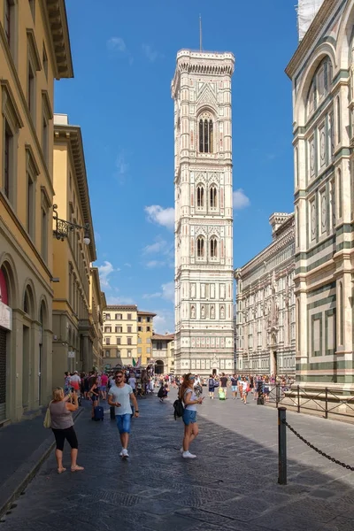Piazza del duomo in florenz mit blick auf den campanile von giotto — Stockfoto