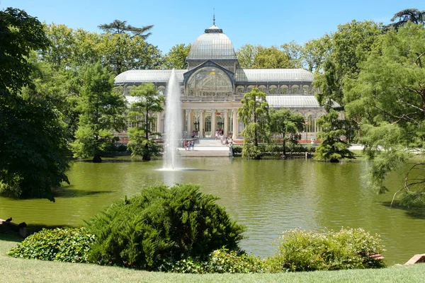 Der Kristallpalast im buen retiro park in madrid — Stockfoto