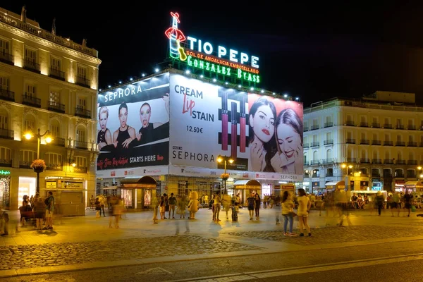 Puerta del Sol la nuit, le lieu le plus connu de Madrid — Photo