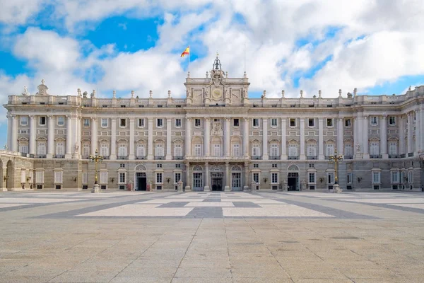 O Palácio Real de Madrid em um dia de verão — Fotografia de Stock