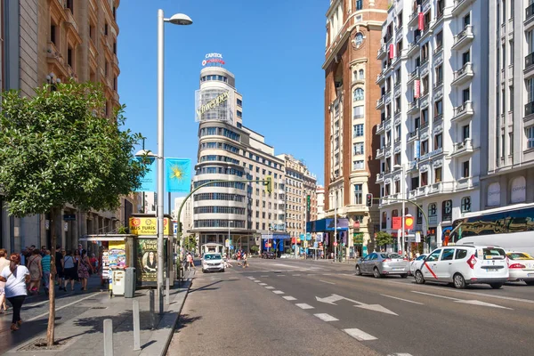 Το Gran Via της Μαδρίτης σε μια ηλιόλουστη καλοκαιρινή μέρα — Φωτογραφία Αρχείου