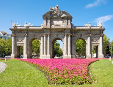 Puerta de Alcala veya Alcala kapısı Madrid, şehrin sembolü