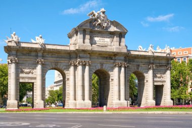 Puerta de Alcala veya Alcala kapısı Madrid, şehrin sembolü