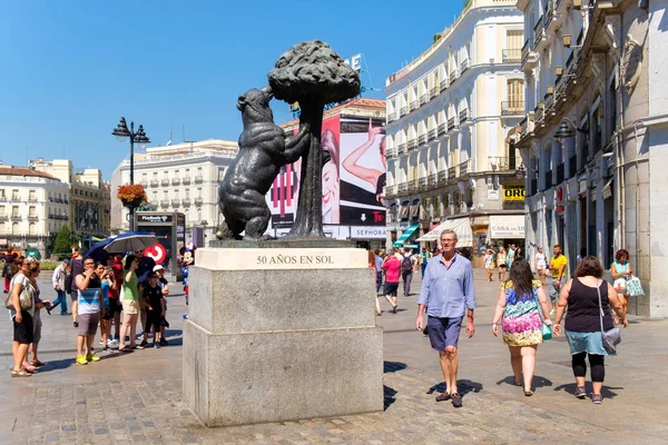 Οι τουρίστες με την αρκούδα και το άγαλμα του Madrone δέντρο, σύμβολο της Μαδρίτης — Φωτογραφία Αρχείου