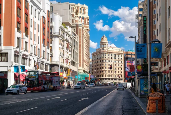 Gran Via em Madrid, a zona comercial e de entretenimento mais importante da cidade — Fotografia de Stock