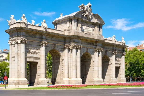 De Puerta de Alcala of de Alcala poort in Madrid, een symbool van de stad — Stockfoto