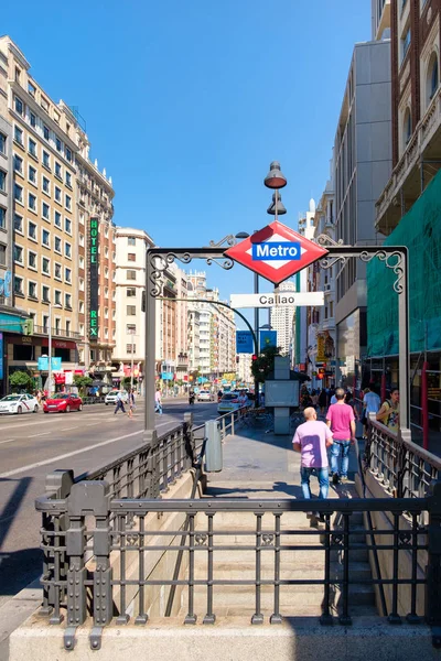 Gran Via avenue és a Callao metróállomástól, a közép-Madrid — Stock Fotó